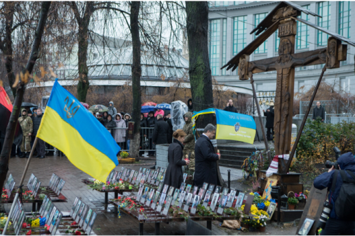 П. Порошенко с женой у креста с фотографиями Героев Небесной Сотни