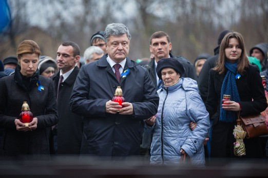 П. Порошенко с женой у креста с фотографиями Героев Небесной Сотни
