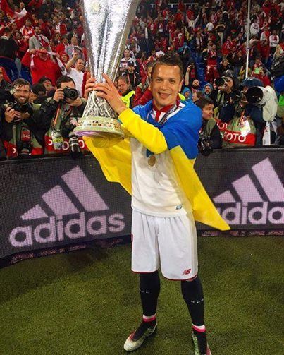 Евгений Коноплянка с кубком Лиги Европы 2016